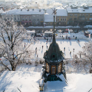 Nowy Targ, panorama na lodowisko przez ratusz. EU, PL, malopolskie, Lotnicze